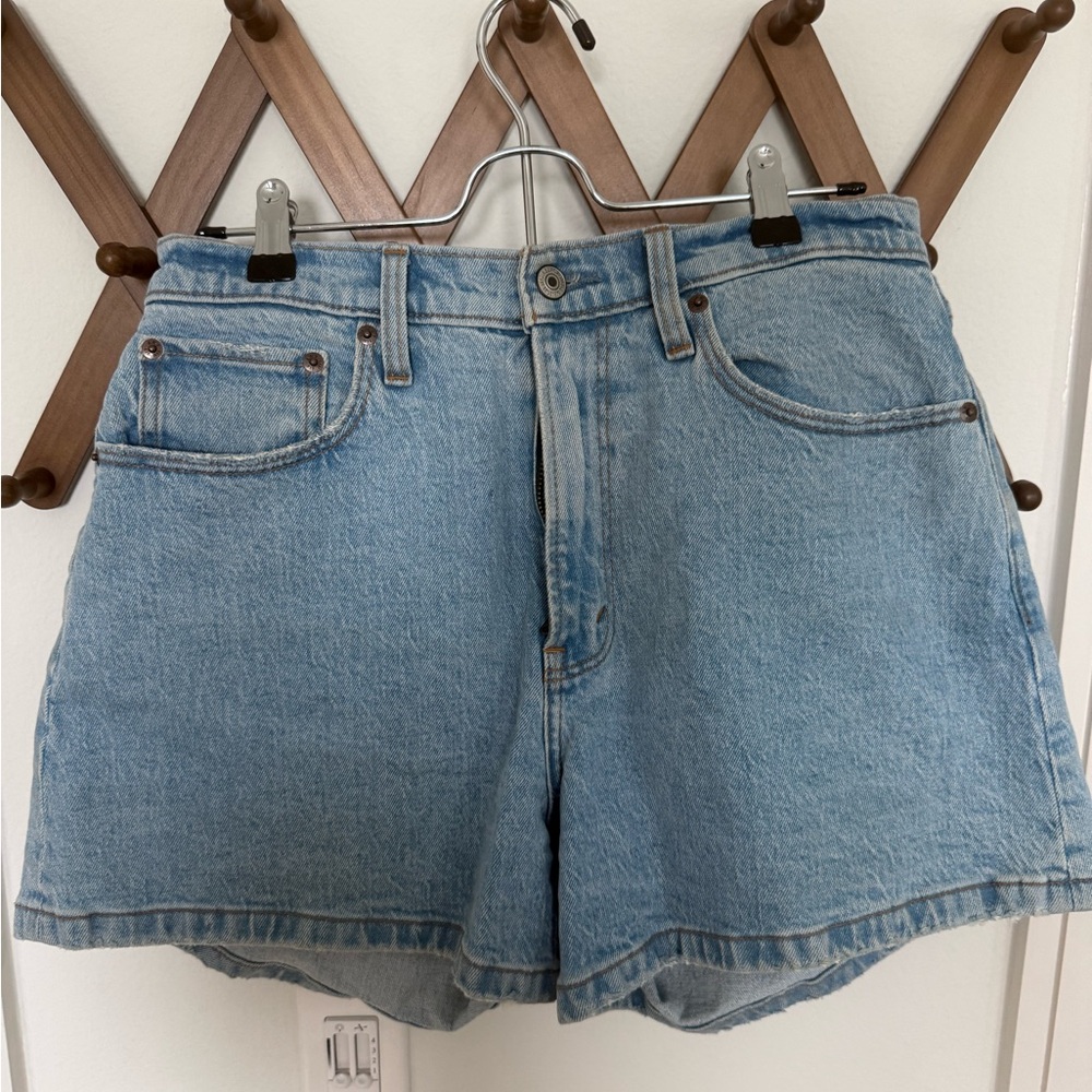 Abercrombie & Fitch The 4” Mom Short High Rise Curve Love in size 29/8